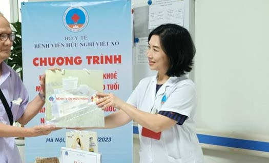 Bệnh viện Hữu Nghị khám, cấp thuốc miễn phí cho 200 người cao tuổi